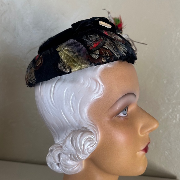 OUTSTANDING 1950's BLACK FELT PILLBOX - VELVETY LEAVES, VEILING & LARGE FEATHER - Picture 8 of 14